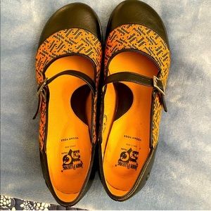 Fluevog Sandra Fellowship Orange & Black Vegan Leather Mary Jane Flats NWOB Sz 7
